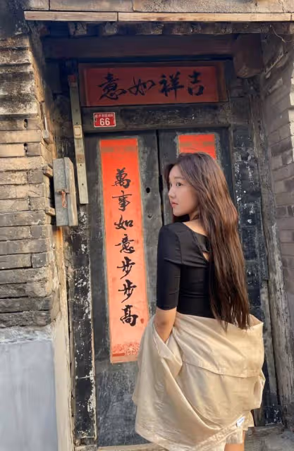 主持人李靜現身高檔餐廳!身材消瘦模樣大變,18歲女兒身材太搶眼
