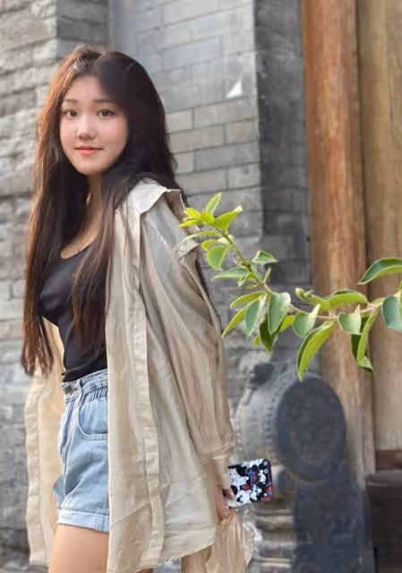 主持人李靜現身高檔餐廳!身材消瘦模樣大變,18歲女兒身材太搶眼