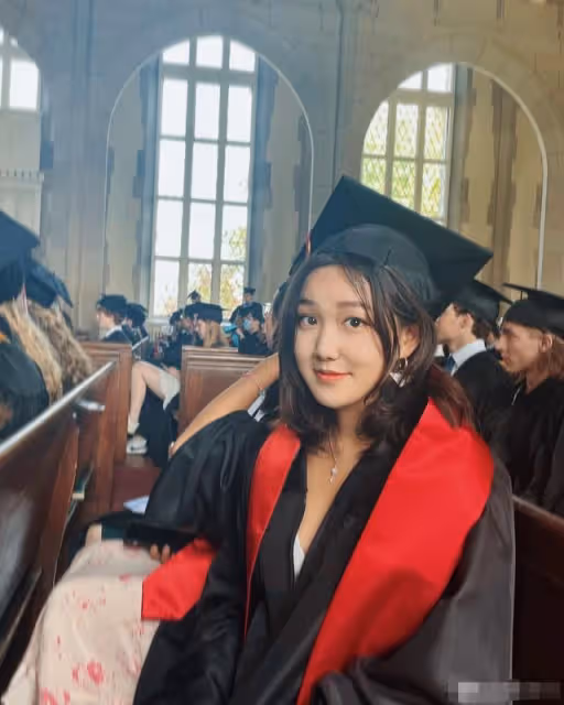 主持人李靜現身高檔餐廳!身材消瘦模樣大變,18歲女兒身材太搶眼