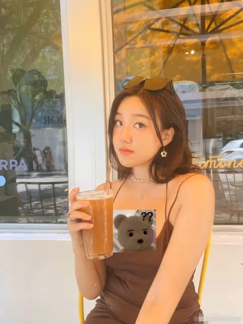 主持人李靜現身高檔餐廳!身材消瘦模樣大變,18歲女兒身材太搶眼