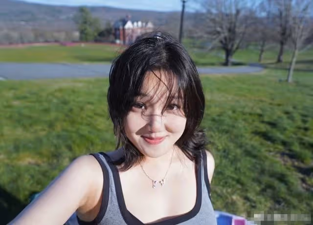 主持人李靜現身高檔餐廳!身材消瘦模樣大變,18歲女兒身材太搶眼