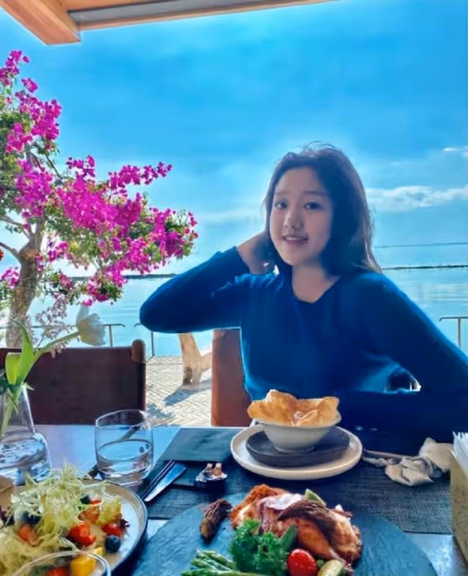 主持人李靜現身高檔餐廳!身材消瘦模樣大變,18歲女兒身材太搶眼