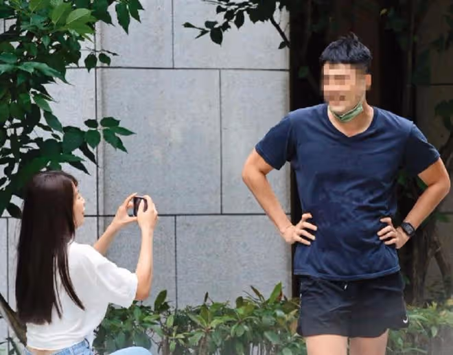 28歲女星官宣分手!站在路邊被男友大吼,男方情緒崩潰場面險失控