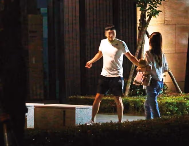 28歲女星官宣分手!站在路邊被男友大吼,男方情緒崩潰場面險失控