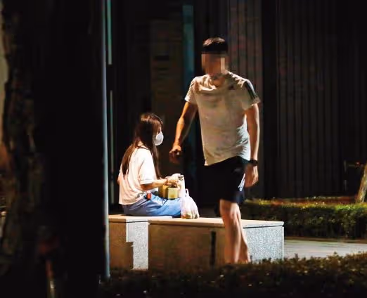 28歲女星官宣分手!站在路邊被男友大吼,男方情緒崩潰場面險失控