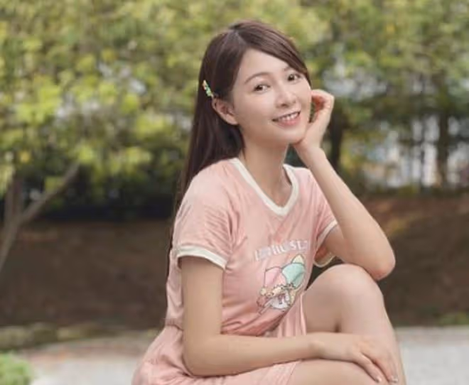 28歲女星官宣分手!站在路邊被男友大吼,男方情緒崩潰場面險失控