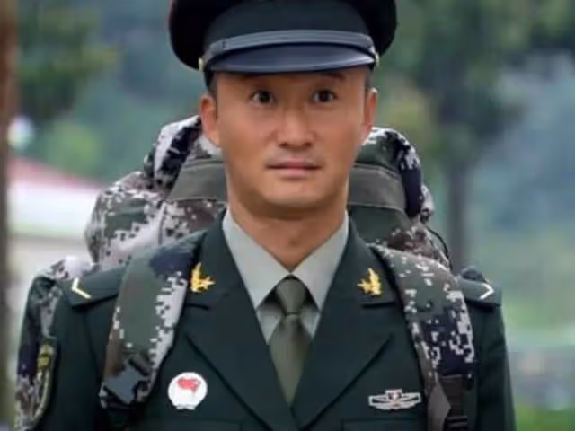 張譯發文:感恩十年軍旅,如有戰,召必回,網友:就知道你會發