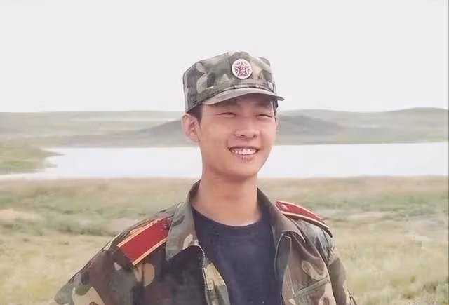 張譯發文:感恩十年軍旅,如有戰,召必回,網友:就知道你會發