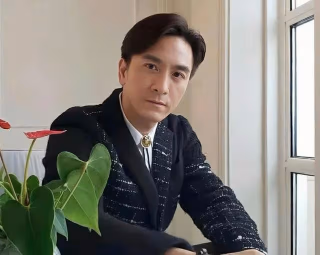 恭喜!TVB知名男星鬆口承認與女友同居,兩人多次被曝出結婚傳聞
