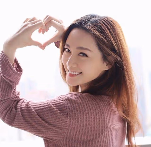 恭喜!TVB知名男星鬆口承認與女友同居,兩人多次被曝出結婚傳聞