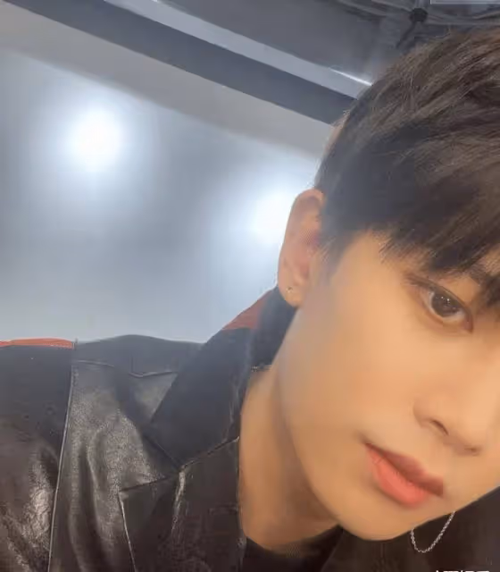 任嘉倫曬九張自拍照,33歲好像少年,皮膚狀態絲毫不顯老_長相_女明星_角度