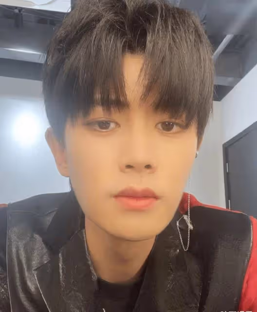 任嘉倫曬九張自拍照,33歲好像少年,皮膚狀態絲毫不顯老_長相_女明星_角度