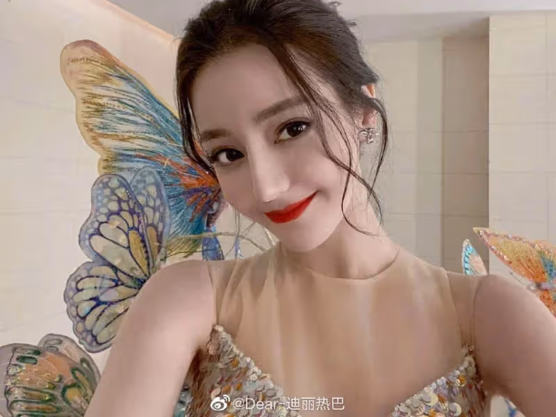 迪麗熱巴「細腰鎖骨殺」登熱搜!維持 47 kg 纖瘦體質秘訣 + 私下牛奶洗臉、巴掌臉 7 步保濕步驟都值得一試~