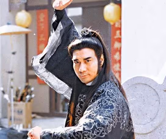 71歲徐少強近照曝光!身材健碩肌肉線條優越,為養小30歲嬌妻堅持拍戲,網贊:老當益壯
