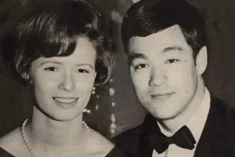 李小龍77歲遺孀罕見露面!歷經情感波折,如今被三婚老公摟肩笑容甜,兒孫滿堂好幸福