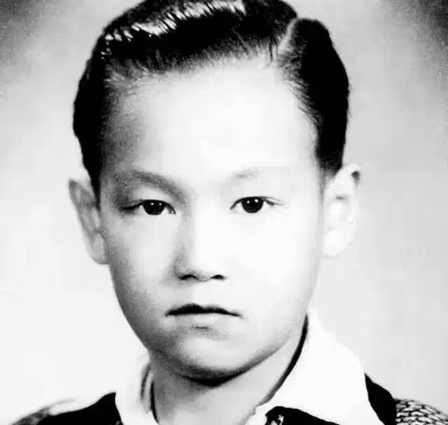 李小龍77歲遺孀罕見露面!歷經情感波折,如今被三婚老公摟肩笑容甜,兒孫滿堂好幸福