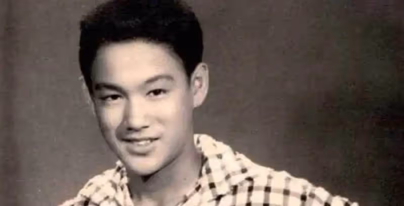 李小龍77歲遺孀罕見露面!歷經情感波折,如今被三婚老公摟肩笑容甜,兒孫滿堂好幸福
