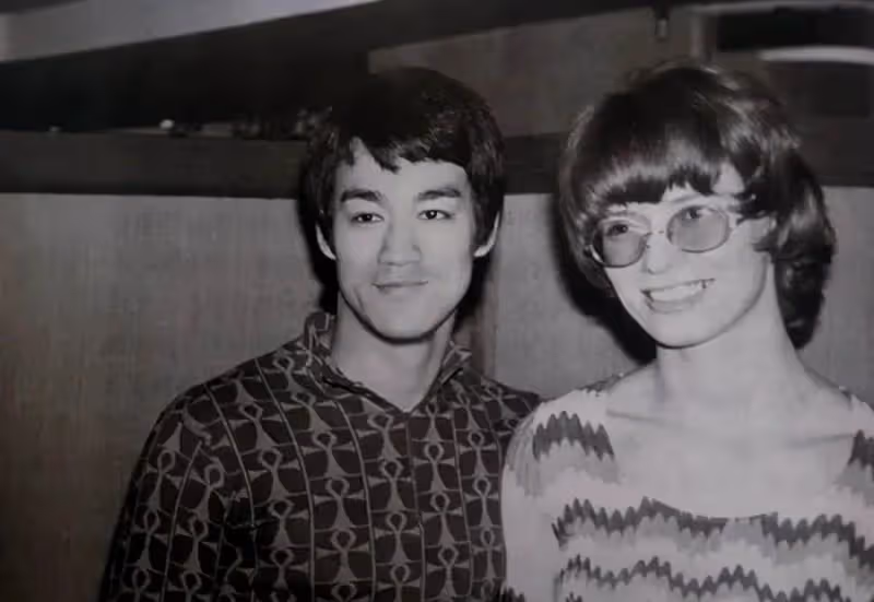 李小龍77歲遺孀罕見露面!歷經情感波折,如今被三婚老公摟肩笑容甜,兒孫滿堂好幸福