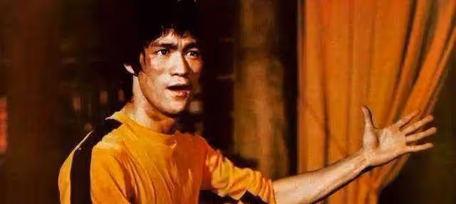 李小龍77歲遺孀罕見露面!歷經情感波折,如今被三婚老公摟肩笑容甜,兒孫滿堂好幸福