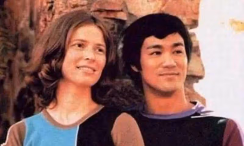 李小龍77歲遺孀罕見露面!歷經情感波折,如今被三婚老公摟肩笑容甜,兒孫滿堂好幸福