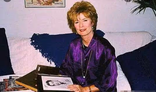 李小龍77歲遺孀罕見露面!歷經情感波折,如今被三婚老公摟肩笑容甜,兒孫滿堂好幸福