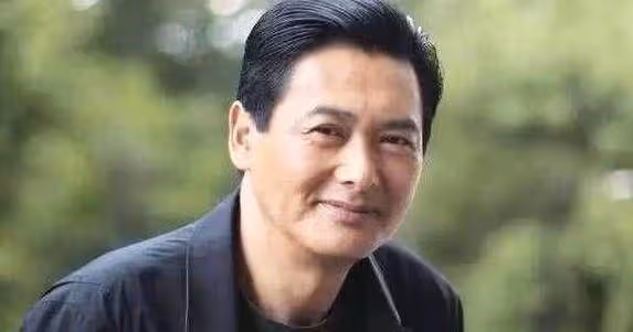 裸捐56億的周潤發,想搭車卻被司機拒絕,司機說的讓人無言以對!周潤發:沒有他提醒,連我也忘了基本的尊重。