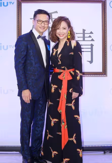 56歲鄧萃雯近照曝光!黑色花裙擋不住女人味,妝容比年輕時更好看,細腰臀寬身材好,網友:一顰一笑皆風情