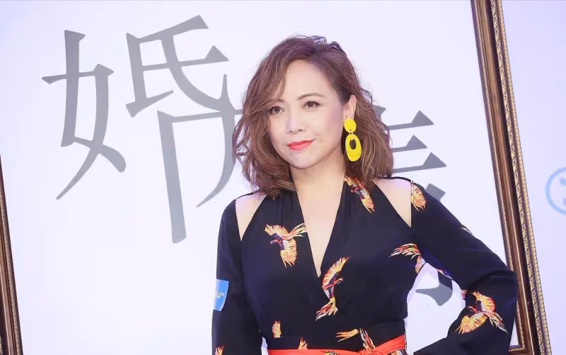56歲鄧萃雯近照曝光!黑色花裙擋不住女人味,妝容比年輕時更好看,細腰臀寬身材好,網友:一顰一笑皆風情