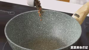 做完人人搶的【椒鹽烤排骨】，附贈百搭萬能自制椒鹽粉