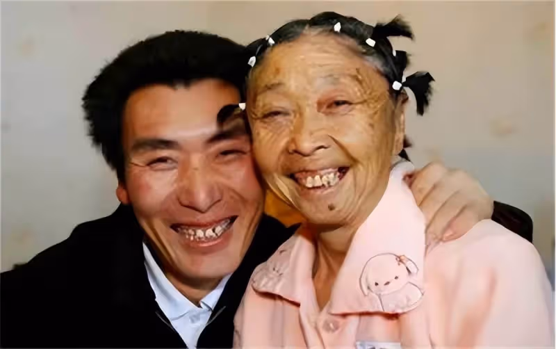 27歲小伙不顧父母反對,執意娶大32歲妻子,20多年過去,如今現狀卻讓人唏噓