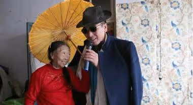 27歲小伙不顧父母反對,執意娶大32歲妻子,20多年過去,如今現狀卻讓人唏噓