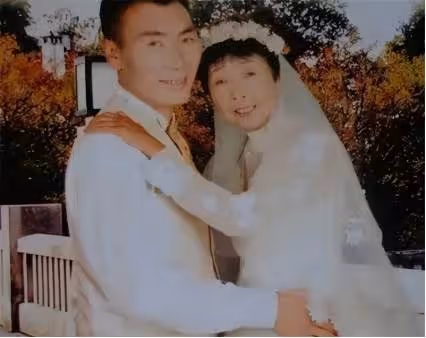 27歲小伙不顧父母反對,執意娶大32歲妻子,20多年過去,如今現狀卻讓人唏噓