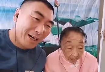 27歲小伙不顧父母反對,執意娶大32歲妻子,20多年過去,如今現狀卻讓人唏噓