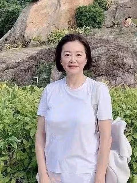 坦然面對衰老!!66歲林青霞「素顏皮膚鬆弛」不在意別人眼光 態度大方「請叫我家庭主婦」優雅老去也很美