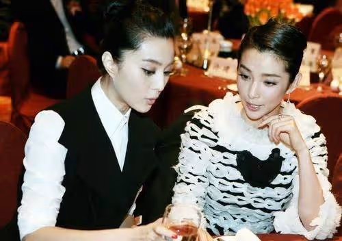 成龍當年和雙冰喝酒照被扒, 在無美顏的那個年代,差距簡直一目了然