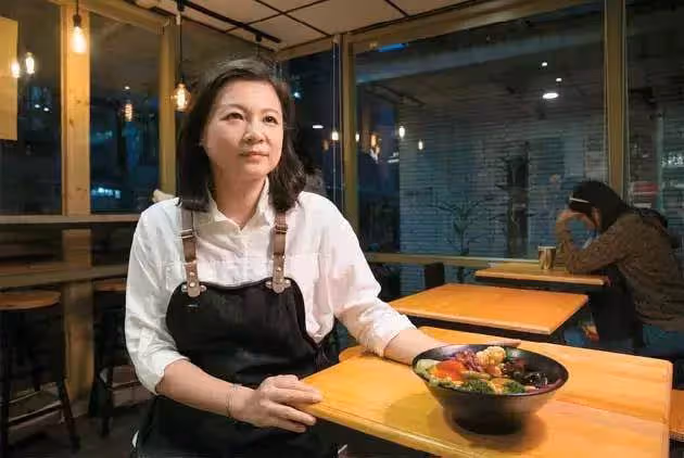 播報台走到收銀台!20多年主播「為伴兒轉行賣滷味」被笑傻卻不悔 揭新聞界幕後苦「更願天天扛菜進貨」5年大收穫