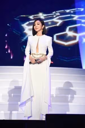 無預警認愛!67歲陳美鳳演唱「曖昧小鮮肉驚喜現身」甜蜜獻花 她羞認「穩定交往階段」:是最好時機