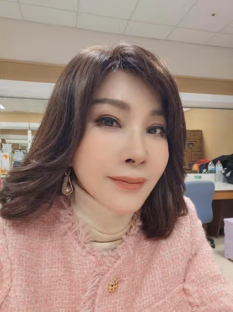 無預警認愛!67歲陳美鳳演唱「曖昧小鮮肉驚喜現身」甜蜜獻花 她羞認「穩定交往階段」:是最好時機