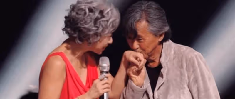 「新凍齡女神」60歲的葉童,61歲的葉倩文,她們滿頭白髮,足以讓溫碧霞羞愧不已,網友:高清鏡頭下都「露餡」了
