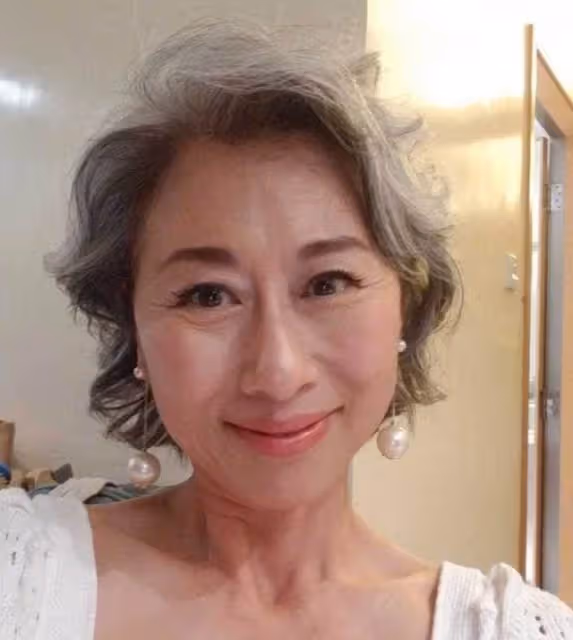 「新凍齡女神」60歲的葉童,61歲的葉倩文,她們滿頭白髮,足以讓溫碧霞羞愧不已,網友:高清鏡頭下都「露餡」了