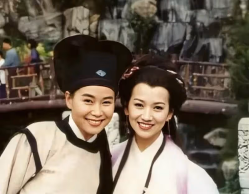 「新凍齡女神」60歲的葉童,61歲的葉倩文,她們滿頭白髮,足以讓溫碧霞羞愧不已,網友:高清鏡頭下都「露餡」了