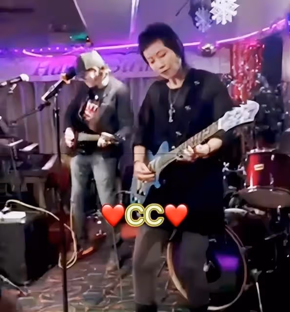 「新凍齡女神」60歲的葉童,61歲的葉倩文,她們滿頭白髮,足以讓溫碧霞羞愧不已,網友:高清鏡頭下都「露餡」了