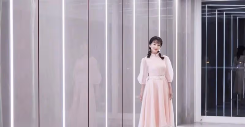「新凍齡女神」60歲的葉童,61歲的葉倩文,她們滿頭白髮,足以讓溫碧霞羞愧不已,網友:高清鏡頭下都「露餡」了
