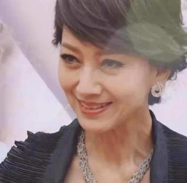 「新凍齡女神」60歲的葉童,61歲的葉倩文,她們滿頭白髮,足以讓溫碧霞羞愧不已,網友:高清鏡頭下都「露餡」了