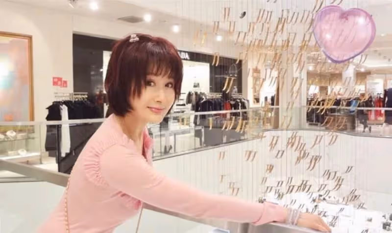 「新凍齡女神」60歲的葉童,61歲的葉倩文,她們滿頭白髮,足以讓溫碧霞羞愧不已,網友:高清鏡頭下都「露餡」了
