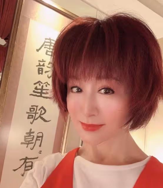 「新凍齡女神」60歲的葉童,61歲的葉倩文,她們滿頭白髮,足以讓溫碧霞羞愧不已,網友:高清鏡頭下都「露餡」了