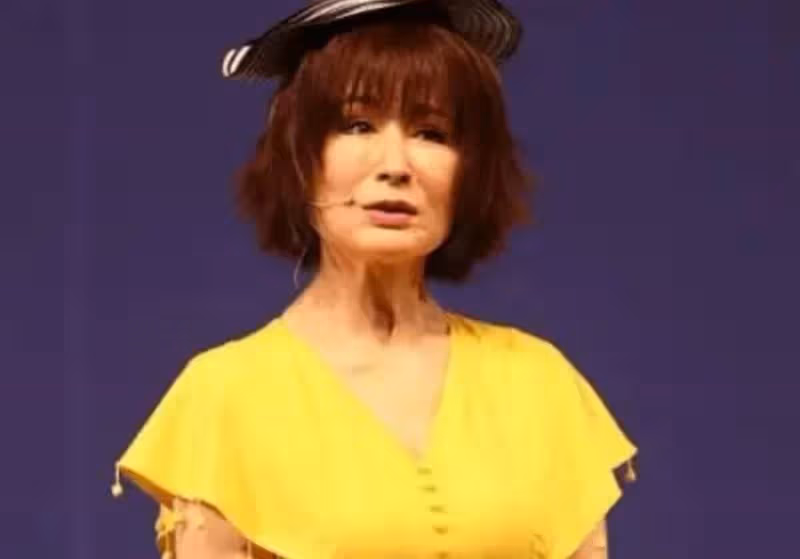 「新凍齡女神」60歲的葉童,61歲的葉倩文,她們滿頭白髮,足以讓溫碧霞羞愧不已,網友:高清鏡頭下都「露餡」了
