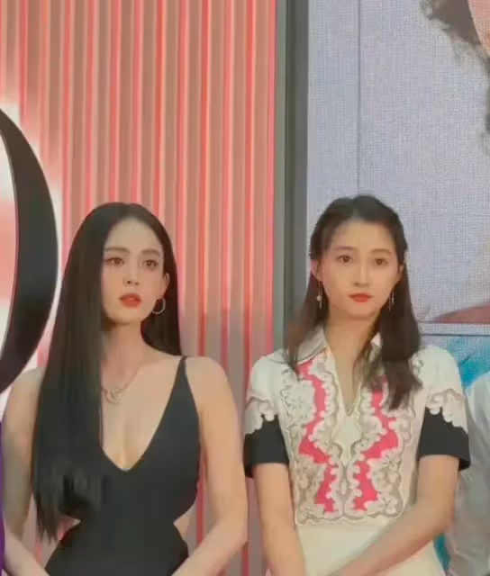 女星氣質差距有多大?關曉彤同框娜扎,女人與女孩的區別太明顯!