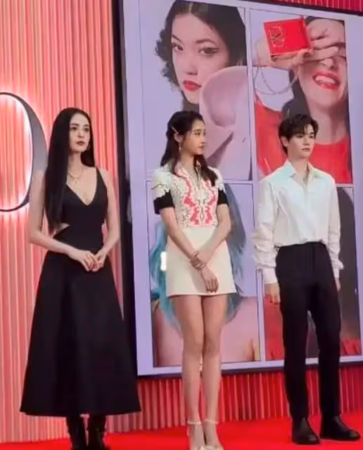 女星氣質差距有多大?關曉彤同框娜扎,女人與女孩的區別太明顯!