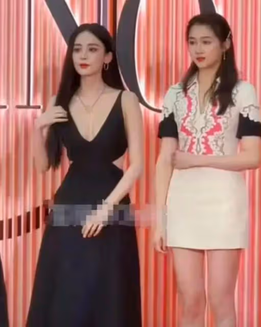 女星氣質差距有多大?關曉彤同框娜扎,女人與女孩的區別太明顯!